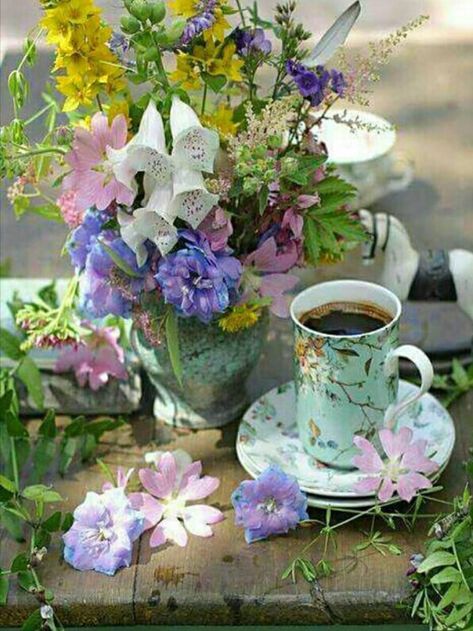 Tea And Flowers, Wildflower Cottage, Coffee And Flowers, Good Morning Roses, Coffee Flower, Good Coffee, Tea Break, Chocolate Tea, Good Morning Coffee