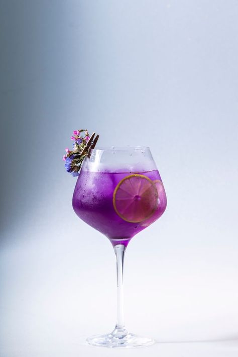 INGREDIENTS: 50 ml Butterfly Pea Tea 60 ml Gin 100ml Tonic Water Ice Rosemary Sprigs & Dried Orange Slices (Optional Garnish) Create this drink using PŪR Creations complete mixology bartender kit. Available on our Amazon shop. Purple Rain Cocktail, Rain Cocktail, Rain Candle, Purple Drink, Butterfly Pea Tea, Purple Drinks, Purple Cocktails, Refreshing Cocktail, Rosemary Sprigs