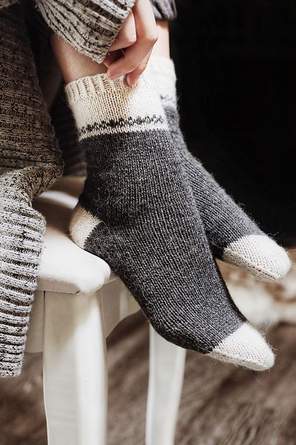 Knit a pair of cozy socks with this free. #KnittingPatterns #DIYKnitting #HandmadeKnits #KnittingInspiration #KnittingCommunity Knitted Socks Free Pattern, Socks Knitting Pattern, Cable Knitting Patterns, Socks Knitting, Dishcloth Knitting Patterns, Fair Isle Knitting Patterns, Hand Knit Socks, Fair Isles, Lace Knitting Patterns