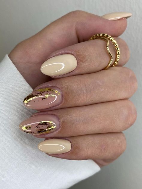 beige short nails with gold foil accents Nail Designs And Colors, Winter Nail Art Ideas, Autumn Looks, Chic Manicure, Autumn Nail, Wow Nails, February Nails, Smink Inspiration, Work Nails