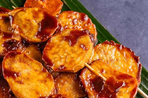 This Kamote Cue is a popular Filipino street food that is made from sweet potato pieces deep-fried with a coating of caramelized brown sugar. It's the perfect hot and crispy afternoon snack or sweet dessert! #kamote #sweetpotato #streetfood #snack #dessert #vegan #filipino Vegan Filipino, Filipino Street Food, Dessert Vegan, Candied Sweet Potatoes, Afternoon Snack, Vegan Dessert Recipes, Vegan Recipe, Afternoon Snacks, Sweet Desserts