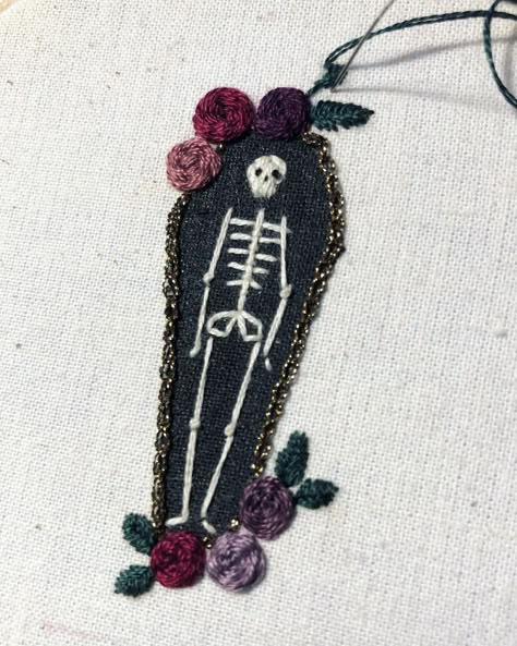 Gothic Embroidery Design, Skeleton Embroidery Simple, Goth Embroidery Clothes, Blood Embroidery, Creepy Embroidery, Goth Embroidery, Gothic Embroidery, Skeleton Embroidery, Halloween Sewing