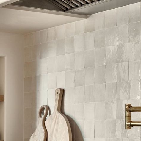 @lisastatondesign on Instagram: "Sharing the details at this range wall, where the Zellige tiles were installed super tight together with minimal grout. It creates the effect of the whole backsplash resembling the inside of an oyster “mother of pearl” shell. Photography: @michaelcliffordphotography #kitchendesign #dreamkitchen #kitcheninspiration #kitchengoals #interiordesign #kitchendecor #kitchenremodel #modernkitchen #luxurykitchen #kitchenmakeover #kitchenideas #kitchenlove #homeimprovement" Mother Of Pearl Tiles Kitchen, Zellige Backsplash, Shell Photography, Pearl Backsplash, Range Wall, Zellige Tiles, Pearl Tile, Zellige Tile, Bathroom Design Luxury