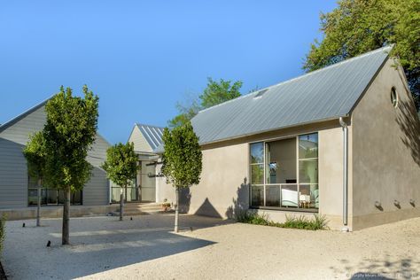 Murphy Mears Architects Sabine Street Cottages - Murphy Mears Architects Metal Roof Houses, Metal Roof Colors, Metal Building Designs, Arizona House, Stucco Homes, Stucco Exterior, Roof Colors, Metal Building Homes, Steel Buildings