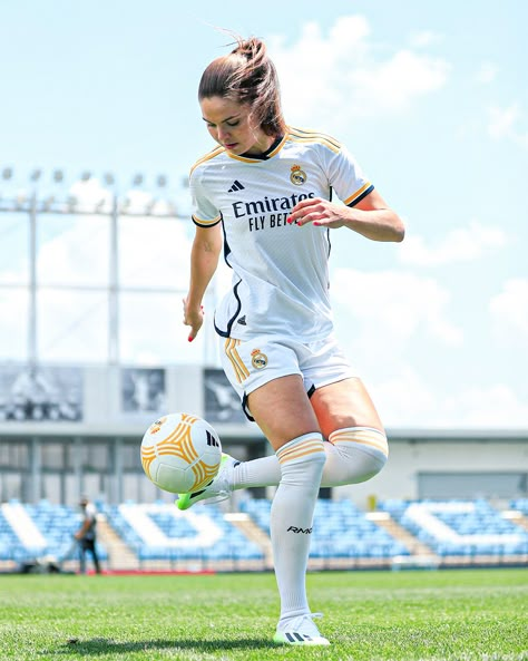 Women Football Players, Futbol Girl, Girls Playing Football, Female Footballers, Female Football Player, Football Highlights, Real Madrid Team, Soccer Photography, Female Soccer Players