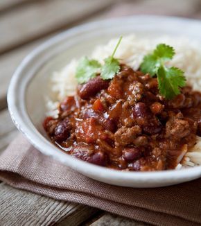 Il chili con carne (o chilli) è un piatto messicano ricco e buonissimo, che viene servito in tutti i ristoranti messicani; è anche un must dei pub inglesi. Chilli Con Carne Slow Cooker, Hairy Bikers Recipes, Chilli Con Carne Recipe, Con Carne Recipe, Chilli Recipes, Beef Chili, No Calorie Foods, Bbc Good Food Recipes, Chili Recipes