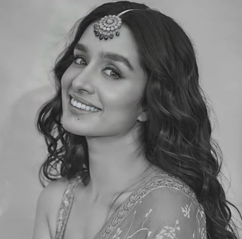 Women Potrait Reference, Portrait Of Shraddha Kapoor, Drawing Of Shraddha Kapoor, Shraddha Kapoor Sketch, Indian Celebrity Drawings, Potret Drawing, Portrait Sketches Pencil Faces, Potrait Reference Pics, Sharda Kapoor