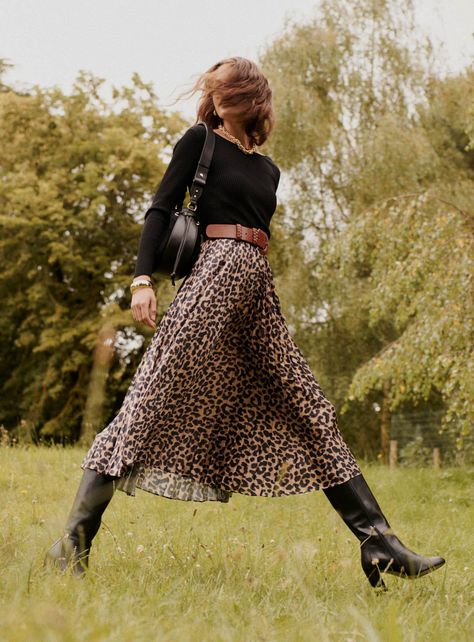 Midi Rock Outfit, Leopard Skirt Outfit, Working Girl Outfits, Leopard Outfits, Midi Skirt Outfit, Leopard Print Skirt, Leopard Skirt, Autumn Outfit, Pleated Midi Skirt