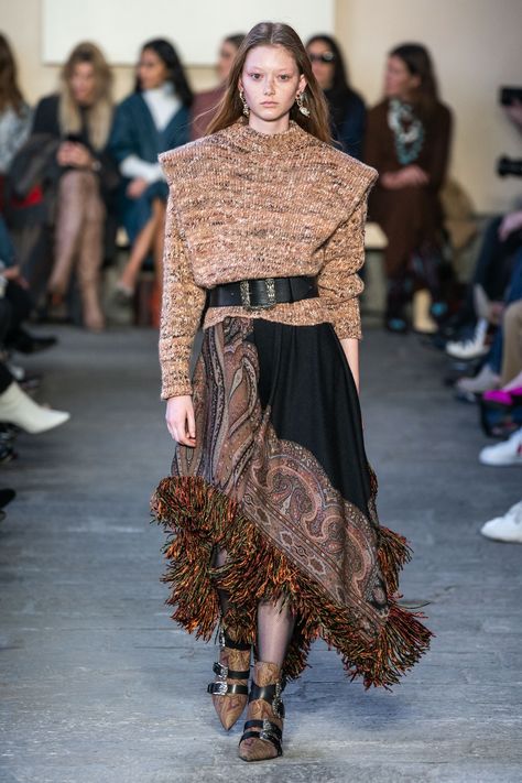 Etro Fall 2019 Ready-to-Wear Collection | Vogue Vogue Germany, Fashion Show Collection, Fashion 2020, Knit Fashion, Vogue Paris, Autumn Fashion Women, Sweater Fashion, Casual Fall, Moda Fashion