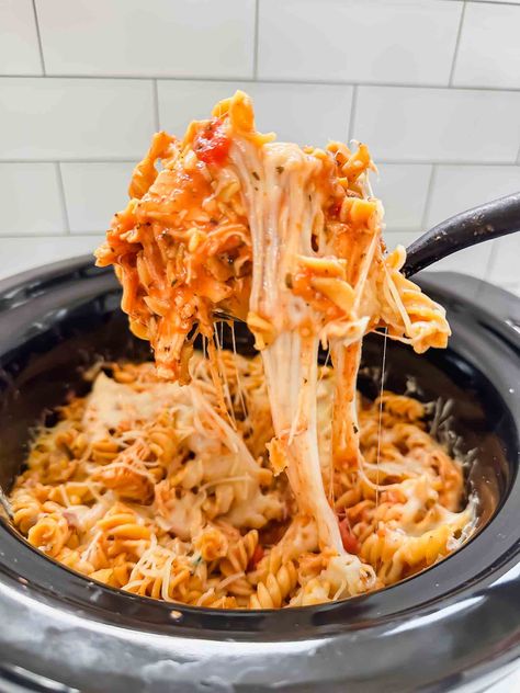 Crockpot Family Dinners Healthy, Potluck Pasta Dishes Crockpot, Easy Fast Crockpot Meals, Crockpot Pasta And Chicken, Chicken Marinara Alfredo Pasta, Crockpot Dinner Pasta, Raos Marinara And Alfredo Crockpot, Crockpot For Picky Eaters, Simple Things To Make For Dinner