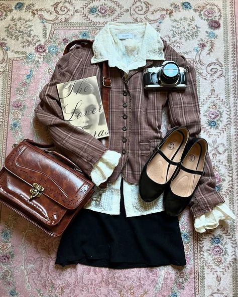 Vintage Preppy Aesthetic, Classy Coquette, Degree Outfit, Academia Aesthetic Outfit, Her Drawing, Dark Academia Outfits, School Homework, Academia Outfits, 2024 Outfits