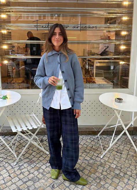 Copenhagen Fall Outfit, Vic Montanari Outfits, Vicky Montanari Outfits, Navy And Green Outfits, Vic Montanari, Copenhagen Summer Outfits, Cold Outfit, Cold Fits, Quirky Fashion