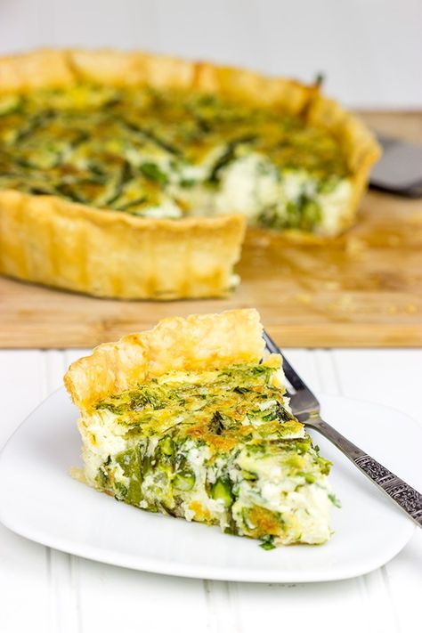 Mix up dinner tonight with this tasty Roasted Asparagus and Gruyere Quiche! Gruyere Quiche, Quiche Florentine, Bacon And Cheese Quiche, Spinach Quiche Recipes, Asparagus Quiche, Homemade Pie Crust Recipe, Spinach Quiche, Feta Recipes, Fresh Fruit Salad