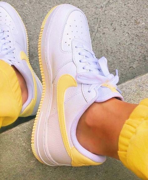 Outfits With Air Force Ones, Sneaker Outfits, Trendy Shoes Sneakers, Yellow Nikes, Shoes Sneakers Jordans, White Shoe, Jean Vintage, Adidas Sneaker, White Nike