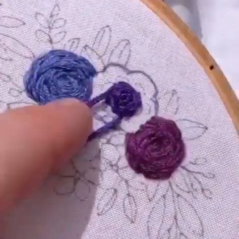 The Easy Stitch’s Instagram profile post: “Stem stitch roses tutorial🌹 . 👯‍♀️Follow @theeasystitch for more tutorials and stitching ideas! . 🎊Get your free cross stitching pattern…” Embroidery Stem Stitch, Learning Embroidery, Roses Tutorial, Stem Stitch, Stitching Ideas, Rose Tutorial, Easy Stitch, Cross Stitch Patterns Free, Cross Stitching