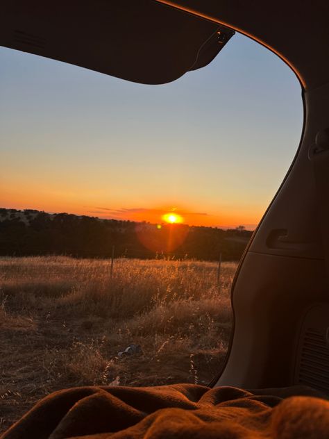 Car Sunset Date, Shiloh Core, Couples Date Ideas, Car Sunset, Car Guide, Dream Date, Car Boot, Date Ideas, People Sitting