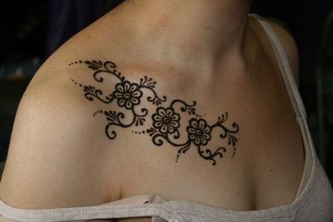 Collarbone Henna, Small Peacock Tattoo, Shoulder Henna, Henna Hand Designs, Black Bird Tattoo, Peacock Tattoo, Feather Tattoo Design, Bone Tattoos, Simple Henna Tattoo