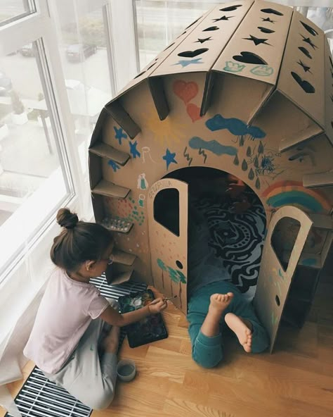 Cardboard Forts, Cardboard Play, Diy With Kids, Carton Diy, Cardboard Creations, Cardboard Box Crafts, Cardboard Toys, Cardboard House, Cardboard Art