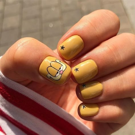 cute, funky, mismatched nail art, leaves, simple, elegant, classy, short nails, spring, acrylic, inspo, nail art designs, inspirations, trends, trending now, 2022, pretty, animal print, animal nails, garfield nail art, simple, minimalistic, mustard, cat, meow Nail Art Leaves, Mismatched Nail Art, Cute Garfield, Classy Short Nails, Short Nails Spring, Horrible Tattoos, Master Tattoo, Punk Nails, Grunge Nails