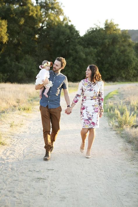 A couple carrying their baby. A wonderful family portrait. This is a great family photo inspiration. Family Pictures With A 3 Month Old, 6 Month Family Pictures, Family Pictures With A 6 Month Old, Family With 6 Month Old Picture Ideas, Family 3 Photography, Family Photoshoot 1 Child, Family Posing Ideas For 3, Family Photos With 1 Year, Family Walking Photography