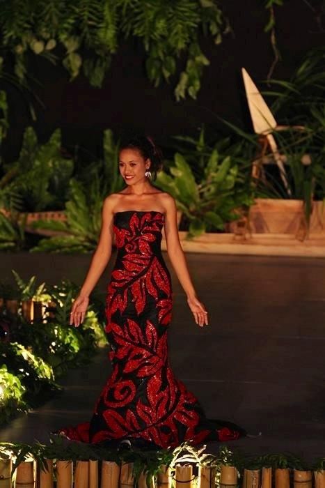 how i love that dress... Samoan Dress Design, Traditional Hawaiian Wedding, Samoan Clothing, Polynesian Wedding, Samoan Dress, Samoan Designs, Polynesian Fashion, Ori Tahiti, Island Style Clothing