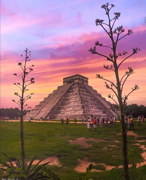 Chichén Itzá  #Yucatán #México #Turismo #TuriMexico   Foto: @el.oscar.d (en Chichen Itza) https://www.instagram.com/p/B7gxHuFh9Ma/?igshid=2eya7l0ukic2 Mexican Monuments, Mexican Pictures, Mexico Wallpaper, Mexico Culture, Yucatan Mexico, Dream Travel Destinations, Cancun Mexico, Dream Holiday, Chichen Itza