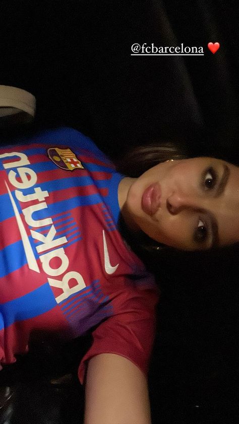 Barca Jersey, Barcelona Shirt, Barcelona Jerseys, Football Wags, Modern Hijab Fashion, Football Fashion, Jersey Outfit, Addison Rae, Best Photo Poses