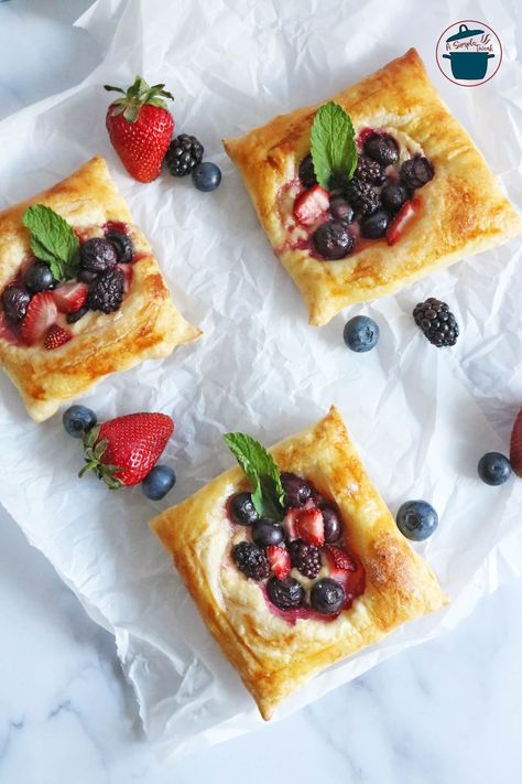 Mixed Berry Pastries, Berry Danish Pastry Recipes, Fruit Danish Recipe, Danish Recipe Puff Pastry, Berry Cream Cheese, Cream Cheese Danish Recipe, Danish Dessert, Cream Cheese Puff Pastry, Cheese Danish Recipe