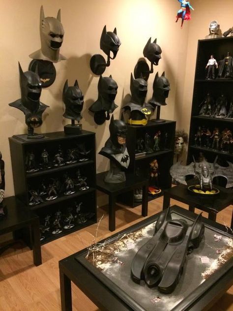 Because? I'm #Batman. Batman Room, Dc Comics Action Figures, Nerd Cave, Univers Dc, Batman Universe, Im Batman, Superhero Comics, Batman Art, Batgirl