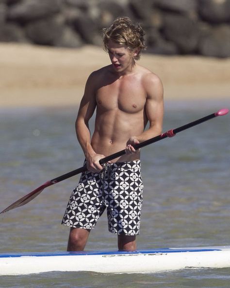 Austin Butler Austin Butler Shirtless, Austin Butler And Vanessa, Ivana Baquero, Shirtless Actors, Shannara Chronicles, Guys In Speedos, Hubba Hubba, Hot Abs, Austin Butler