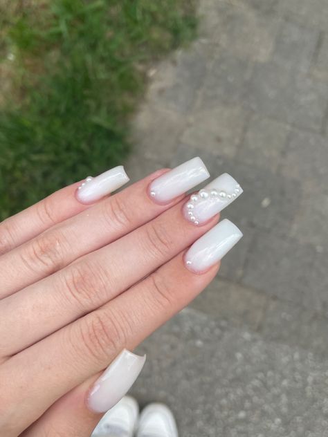 Nails Inspiration With Pearls, White Nails Gems Rhinestones, Milky White Nails Rhinestones, White Silver Wedding Nails, Pearl Decor Nails, Soft Gel Nails Design White, Gel Nails With Pearls, Pearl Nail Designs Rhinestones, Silver Nails With Pearls