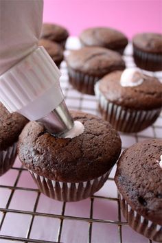 Filled Chocolate Cupcakes, Trending Food Recipes, Cupcake Filling, Cream Filled Cupcakes, Cupcake Fondant, Frosting Chocolate, Trending Food, Cupcakes Filled, Cupcakes With Chocolate