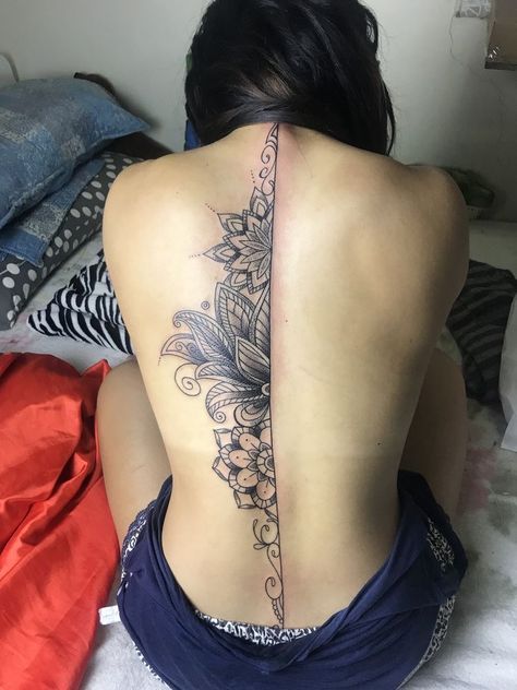 Tato Mandala, Mandala Tattoos For Women, Back Tattoo Women Spine, Tato Minimal, Girl Back Tattoos, Back Piece Tattoo, Pieces Tattoo, Inspiration Tattoo, Spine Tattoos For Women