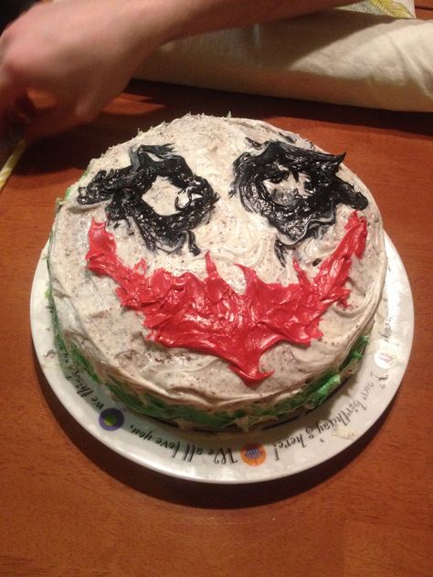 Made a joker cake for my batman loving boyfriend's birthday Weird Cakes, Joker Birthday, Joker Cake, Boyfriend's Birthday, Batman And Joker, Batman Cake, Korean Cake, Batman Funny, Bday Cake