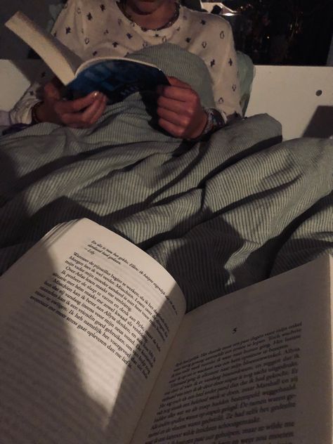 Reading Sleepover, Reading In Bed Aesthetic, Romanticizing Reading, Autumn Core, Book Pictures, Reading Aesthetic, Dream Boyfriend, Junior Year, Reading In Bed