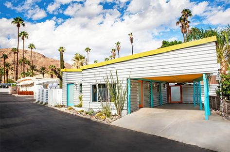 A mid-century modern mobile home in Palm Springs. Desert Trailer, Spring Cabin, Mid Century Landscaping, Modern Mobile Homes, Palm Springs Modern, Spring Architecture, Diy Architecture, Palm Springs Mid Century Modern, Cabin Decorating Ideas