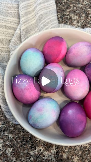 Tamires De Jesus on Instagram: "I’ve been seeing this all over social media, so we had to try it out! We had so much fun making these fizzy-dyed Easter eggs science experiment, and luckily, we had all these ingredients at home! Here’s how to make them:

Supplies:
Hard boiled eggs
2 muffin pans 
1 baking sheet 
Baking soda 
Food coloring (I used neon gel)
Something to mix dye 
Paintbrushes 
Water 
Vinegar 

Steps:
1️⃣ Boil your eggs for 10 minutes
2️⃣ Sprinkle 1 tbsp baking soda in each muffin cup
3️⃣ Add a few drops of food coloring and 1 tsp of water at a time to form a semi-thick paste
4️⃣ Add eggs to the other muffin pan and start painting!
5️⃣ Put muffin pan with eggs onto baking sheet, then pour vinegar over and watch the magic happen! 💫 
6️⃣ Rinse eggs with water 

I hope you guys h Muffin Pans, Easter Preschool, Easter Egg Dye, Toddler Easter, Easter Egg Painting, Egg Painting, Muffin Cups, Coloring Easter Eggs, Hard Boiled Eggs