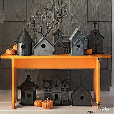 black birdhouses Birdhouse Diy, Gothic Diy, Fall Wood Projects, Holiday Decor Diy, Halloween Houses, Diy Halloween Crafts, Halloween Outside, Owl Cake, Halloween Decor Diy