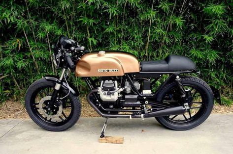 Dato il nostro debole per le piccole cilindrate, la Moto Guzzi V35 Paina ci piace moltissimo. Con 350cc si va in capo al mondo. Con stile Moto Guzzi V50, Moto Guzzi Cafe Racer, Retro Garage, Moto Guzzi Motorcycles, Big Boyz, Vintage Cafe Racer, Cafe Racer Girl, Motorbike Design, Retro Cafe