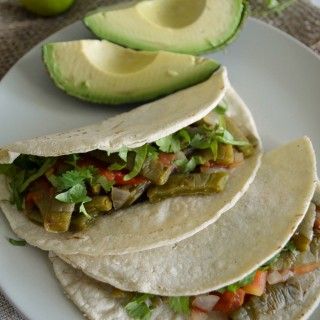 Tacos de nopales o tacos de nopal a la mexicana (fáciles) Nopales Recipe, Vegan Tacos Recipes, Tacos And Burritos, Vegan Tacos, Vegan Breakfast Recipes, Easy Vegetarian, Vegan Eating, Tortillas, Superfoods