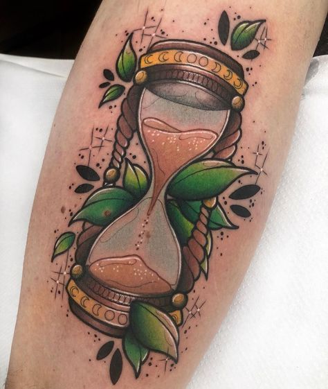 Hourglass Tattoo Neotraditional, Hourglass Tattoo, Hourglasses, Skull Tattoo, I Tattoo, Cool Tattoos, Old School, Tatting, Tattoos