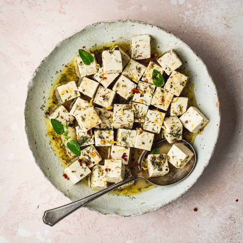 Marinated Tofu Feta Uni Meals, Salad Meals, Tofu Feta, Gf Meals, Hummus Bowl, Feta Recipe, Tofu Marinade, Homemade Tofu, Dill Recipes