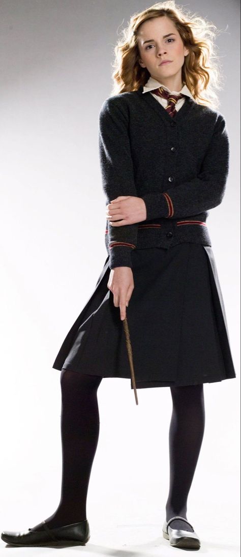 Hermione Granger holding her wand in a promotional shoot for Harry Potter and the Order of the Phoenix Harry Potter Girl Costume, Emma Watson 2007, Gryffindor Clothes, Hermione Cosplay, Hermione Granger Costume, Hermione Costume, Hermione Granger Outfits, Promo Photoshoot, Harry Potter Kostüm