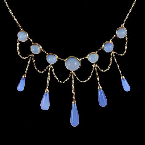 Edwardian chalcedony festoon Necklace, ca.1900. Antique Necklace Aesthetic, Fantasy Jewelry Necklace, Edwardian Locket, Edwardian Necklace, Chandelier Necklace, Festoon Necklace, Fantasy Necklace, Bijoux Art Nouveau, Chalcedony Necklace