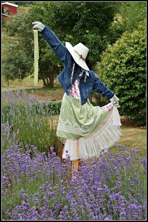 Scarecrow Ideas, Cute Scarecrow, Moderne Have, Scarecrows For Garden, Diy Scarecrow, Garden Whimsy, Garden Art Sculptures Diy, Garden Art Crafts, Garden Yard Ideas