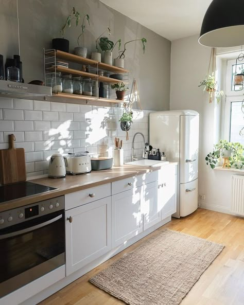 String Shelf, Scandi Kitchen, String Pocket, Apartment Kitchen, Apartment Inspiration, Home Decor Kitchen, Interior Design Kitchen, 인테리어 디자인, Kitchen Inspirations