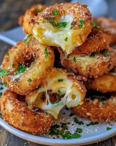 Ring Food Ideas, Baked Mozzarella Onion Rings, Mozzarella Onion Rings, Amazing Looking Food, Mozarella Recipes Dinner, Mozzarella Onion Rings Recipe, Stuffed Onions, Munchies Recipes, Onion Rings Recipe