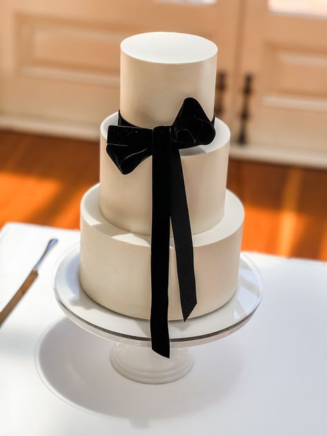 Black And White Wedding Theme Cake, Black White And Navy Wedding, Black Tie Wedding Cake, Simple Wedding Cake Black And White, White Wedding Cake With Bow, Modern Wedding Cake Black And White, White And Black Wedding Cake, White Wedding Cake With Black Accents, Wedding Cake Black And White