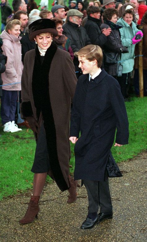 La principessa Diana e suo figlio, il principe William, a Sandringham, il 25 dicembre 1994. William And Diana, Diana Son, Princess Diana Fashion, Principe William, Princess Diana Family, Princess Diana Pictures, Prinz Harry, Princes Diana, Diana Fashion