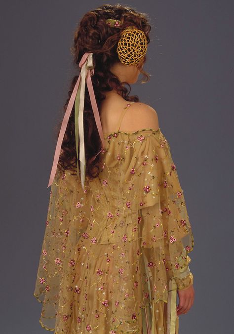 Padme Naboo Mountain Meadow dress from Star Wars Episode II: Attack of the Clones Natalie Portman Star Wars, Padme Costume, Star Wars Hair, Disfraz Star Wars, Star Wars Padme Amidala, Star Wars Dress, Star Wars Padme, Star Wars Fashion, Star Wars Models